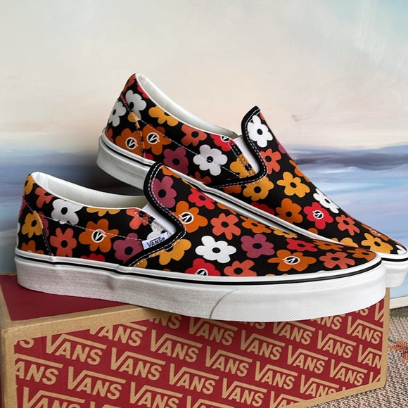 Vans Men’s Classic Slip-On
Flower Print Black/Multi
VN0A3UT7BML
Sneakers - Picture 7 of 16